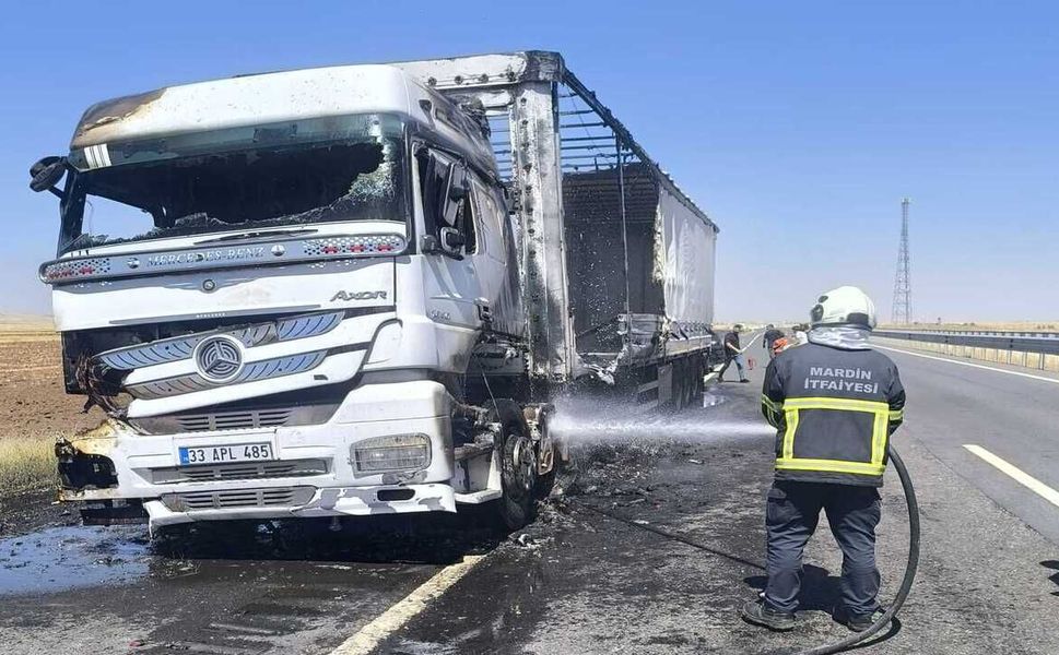 Mardin'de Seyir Halindeki TIR Saniyeler İçinde Kül Oldu