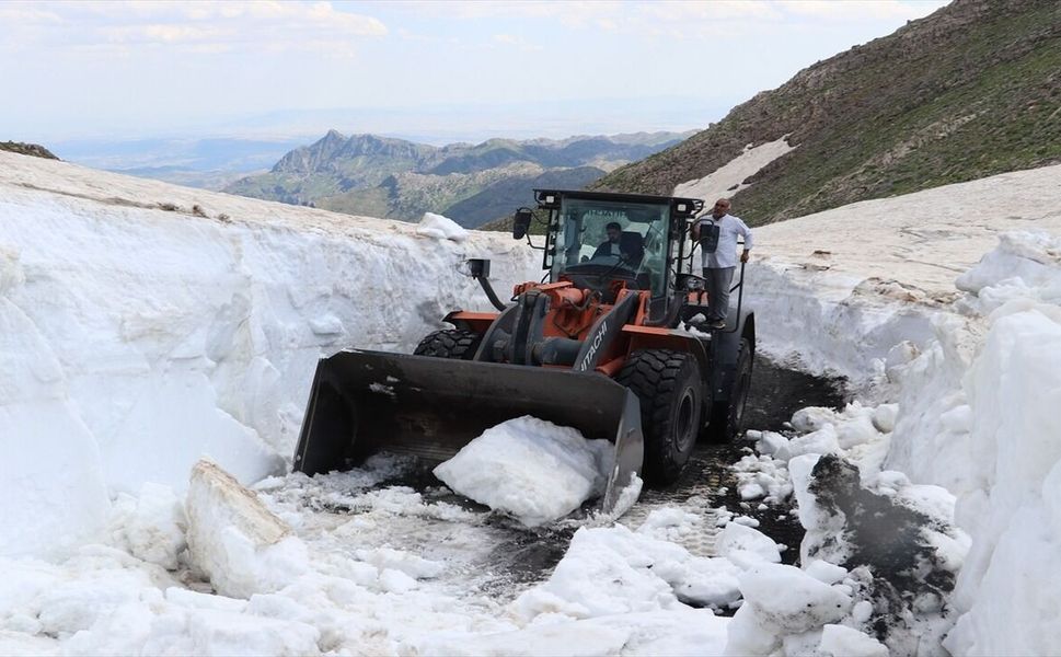 Mereto Dağı’nda 4 Metrelik Kar Tünelleri İş Makineleriyle Aşılıyor