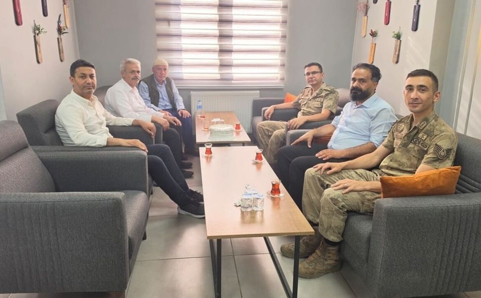 Sason’da Şehit Ailelerinden Jandarmaya Anlamlı Ziyaret
