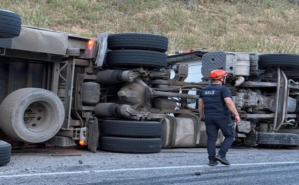 Siirt’te Briket Yüklü Tır Devrildi