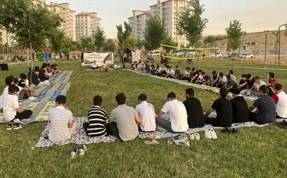 Batman'da Mahalle Dayanışması: Gençler Masa Tenisi ve Ok Atmada Yarıştı