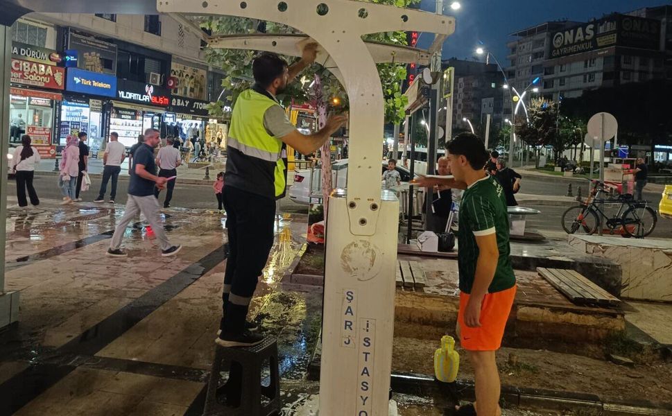 Batman Belediyesi’nden 15 Temmuz Öncesi Gülistan Caddesi’nde Temizlik Çalışması