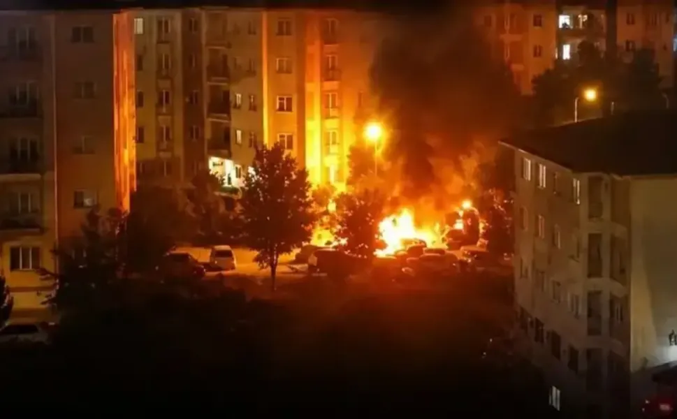 Batman'da Park Halindeki Araç Alevlere Teslim Oldu