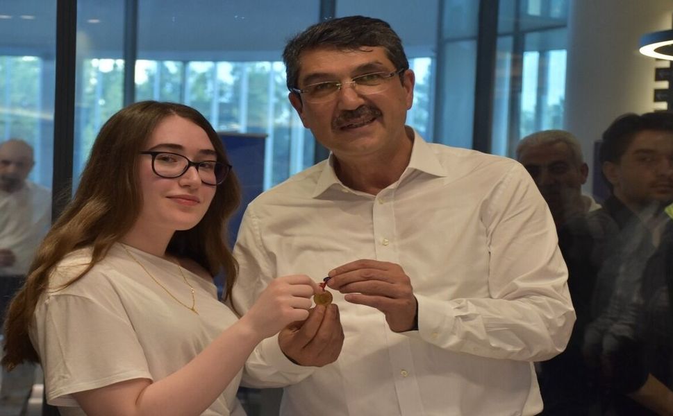 Ferhat Nasıroğlu'ndan Türkiye Derecesi Yapan Öğrencilere Altın Ödülü