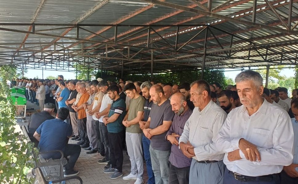Batman, Asri Mezarlık Saldırısında Hayatını Kaybedenleri Uğurladı