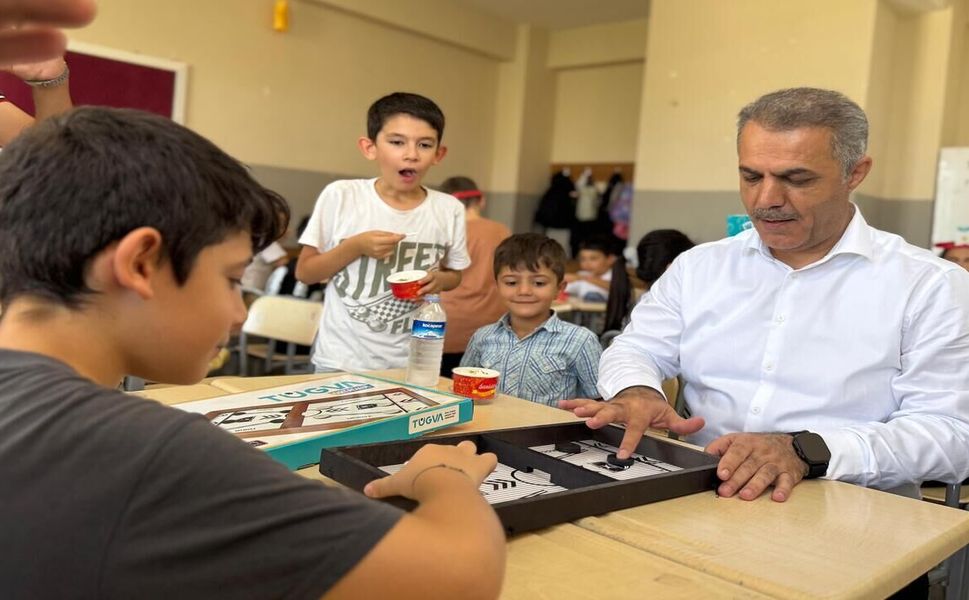 TÜGVA Yaz Okulu Öğrencilerine Dondurma Sürprizi