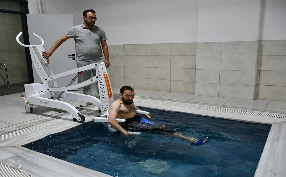 Batman’da Engelli Bireyler Yaz Sıcağında Havuzda Serinliyor