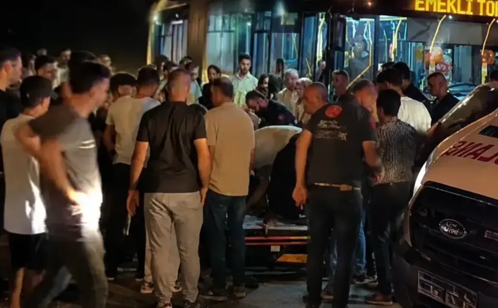 Batman'da Belediye Otobüsü Bisikletli İki Çocuğa Çarptı