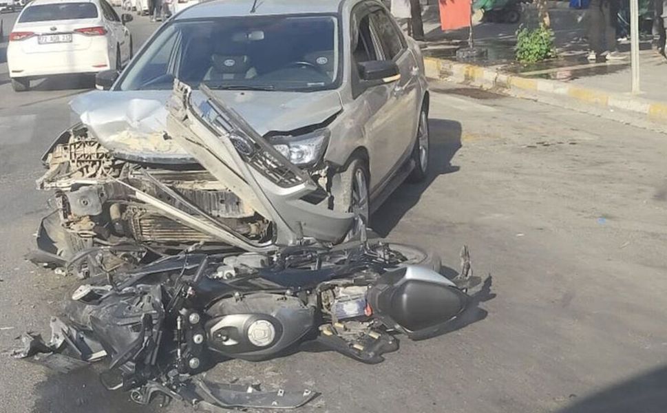 Korik Caddesi'nde Otomobil ile Motosiklet Çarpıştı: 1 Ağır Yaralı