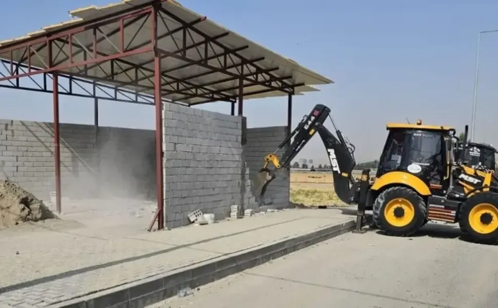 Batman Belediyesi Ruhsatsız İş Yerini Yıktı