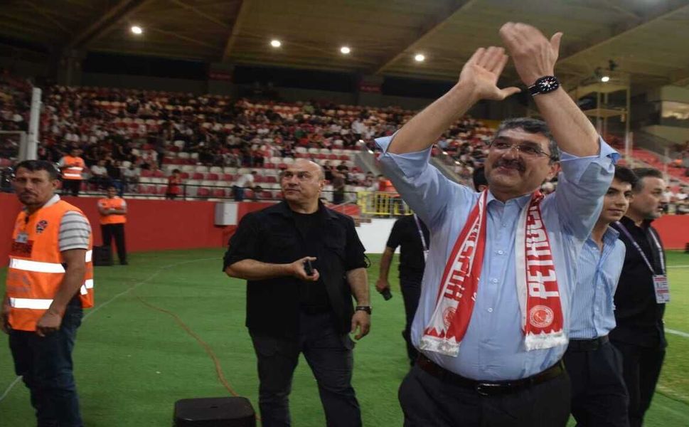 Nasıroğlu Taraftarı Selamladı, Tribünlerden Alkış Aldı