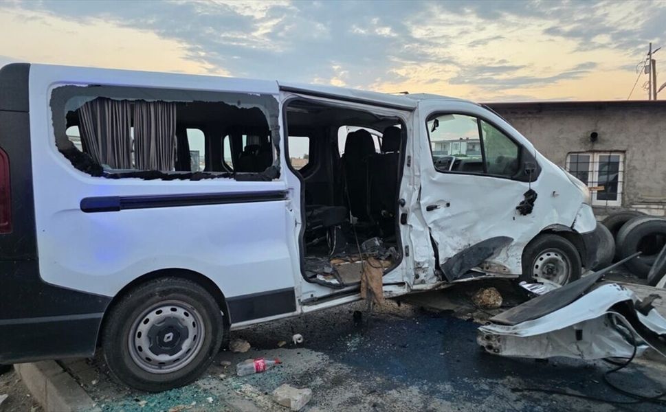 Batman'da İki Minibüs Çarpıştı: 9 Yaralı