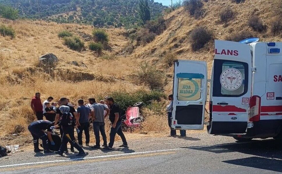 Sason’da Otomobil Şarampole Yuvarlandı: 4 Yaralı, 1'inin Durumu Ağır