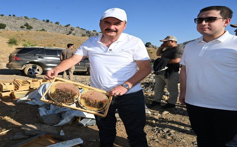 Vali Canalp Helkıs Dağı'ndaki Bal Hasadına Katıldı