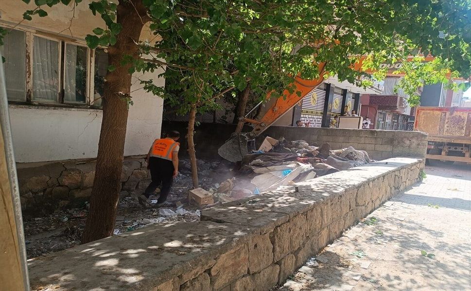 İki Katlı Evden Kamyonlarca Çöp Çıkarıldı