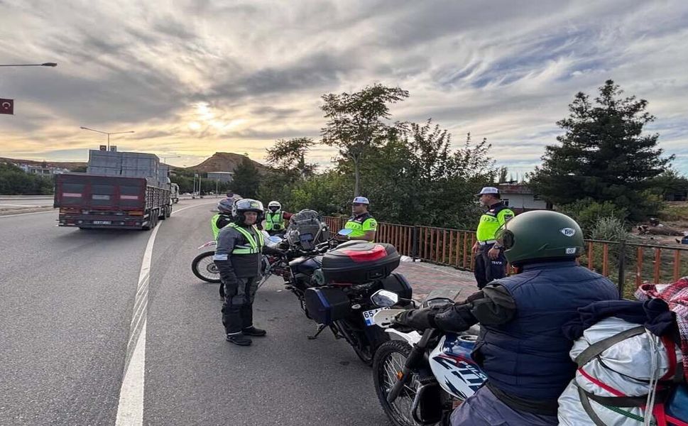Jandarmadan Motosiklet Sürücülerine Güvenli Sürüş Eğitimi